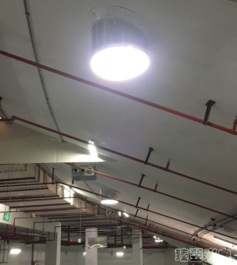 光導(dǎo)照明照亮的地下車(chē)庫(kù)